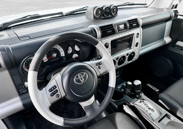 Toyota FJ cena 156900 przebieg: 86000, rok produkcji 2013 z Warszawa małe 301